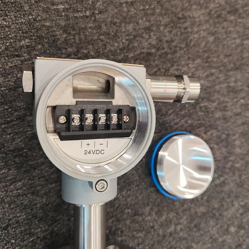 This image shows a capacitive liquid level meter, featuring terminal blocks, a 24VDC power supply connection, and a precision sensor for liquid level measurement.