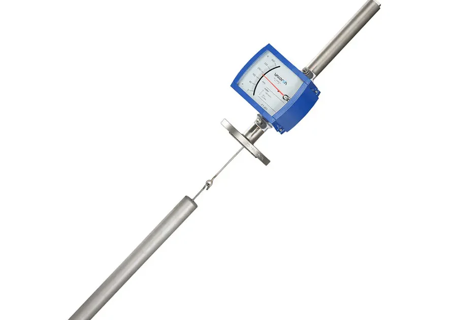 This image shows a displacer type level gauge with a stainless steel displacer and analog dial display, suitable for liquid and interface level monitoring.