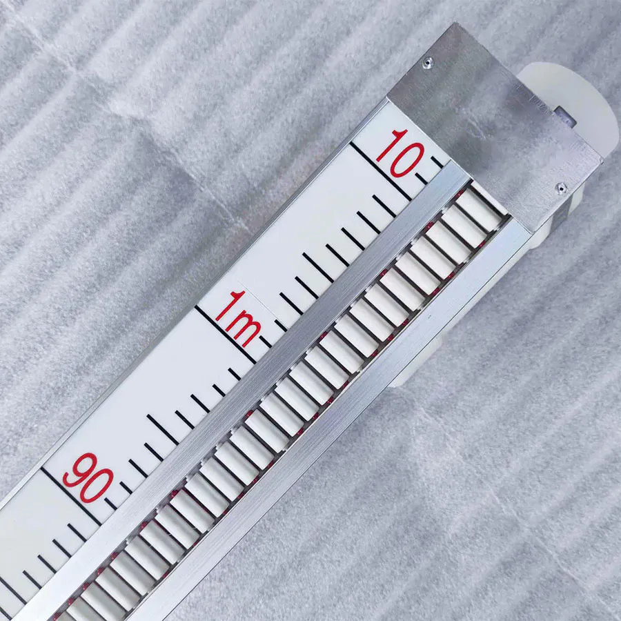 This image shows another type of magnetic level gauge, displaying the liquid height. The gauge achieves precise level measurement through the interaction between the magnetic float and the external device.