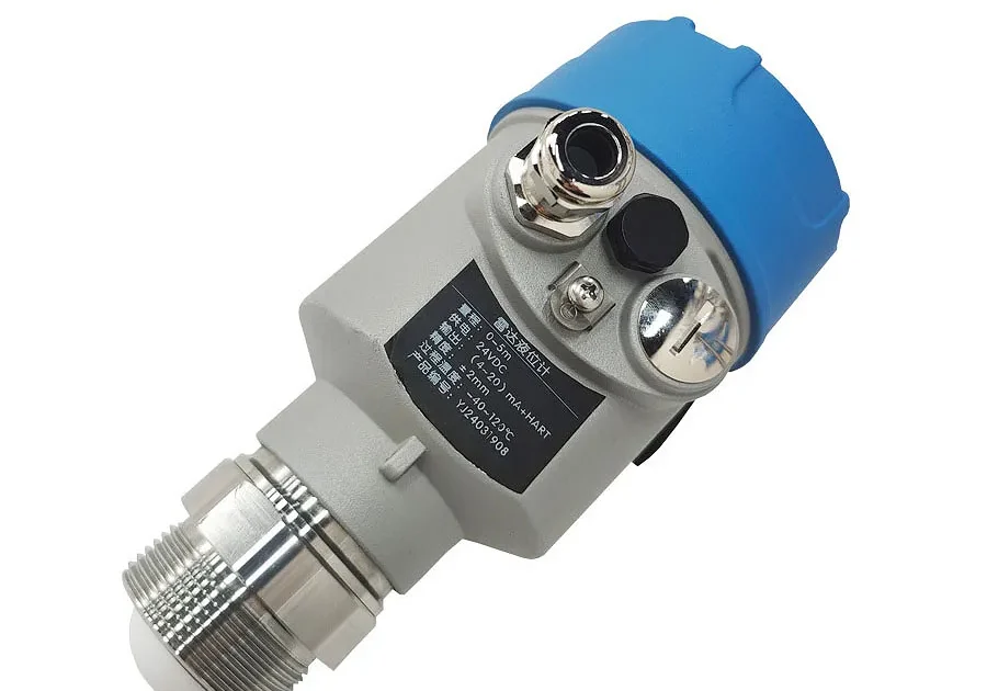 Este indicador de nivel por radar está diseñado para medir el nivel con precisión y sin contacto en procesos industriales. Presenta un diseño robusto con cubierta protectora azul y conectores digitales para facilitar su integración en sistemas de automatización. El medidor es adecuado para supervisar niveles de líquidos en depósitos y recipientes en una amplia gama de industrias, y ofrece una alta precisión y un rendimiento fiable en diversas condiciones ambientales.