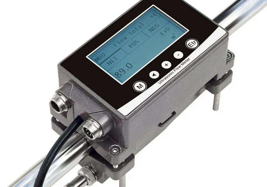 Shows a clamp-on ultrasonic flow meter installed on a pipeline for online liquid flow measurement.