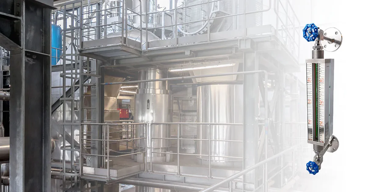 Bi-color quartz tube level gauge installed on an industrial pressure vessel for visual liquid level indication under high-temperature and high-pressure conditions.