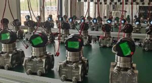 This image shows a pressure transmitter production line, where multiple devices are tested and assembled on the assembly table, displaying digital readings. These transmitters are used in industrial pressure measurement applications.