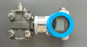 This image shows a differential pressure transmitter used for flow measurement, featuring a blue protective cover and a digital display. It is commonly used in industrial flow monitoring systems.