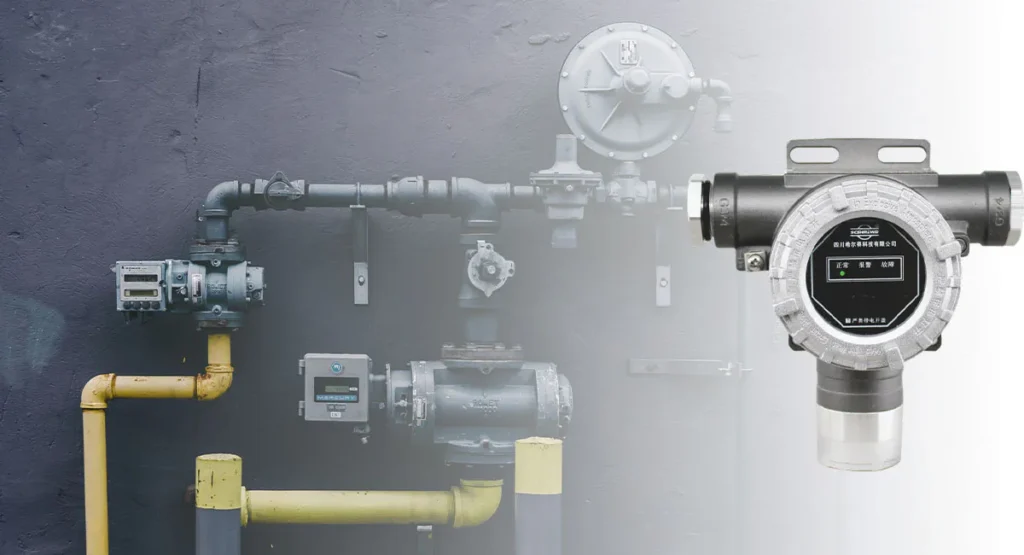 Cette image montre un détecteur multigaz fixe installé le long d'un système de canalisation industrielle, conçu pour surveiller en continu les concentrations de gaz combustibles et toxiques, largement utilisé pour le contrôle de la sécurité industrielle et la détection des fuites de gaz.