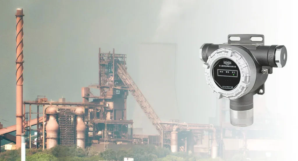 Cette image montre un détecteur de gaz toxique fixe utilisé dans un environnement industriel pour la surveillance en temps réel des concentrations de gaz toxiques, contribuant ainsi à assurer la sécurité industrielle et la protection du personnel.