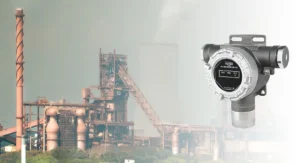 This image shows a fixed toxic gas detector used in an industrial plant environment for real-time monitoring of toxic gas concentrations, helping ensure industrial safety and personnel protection.
