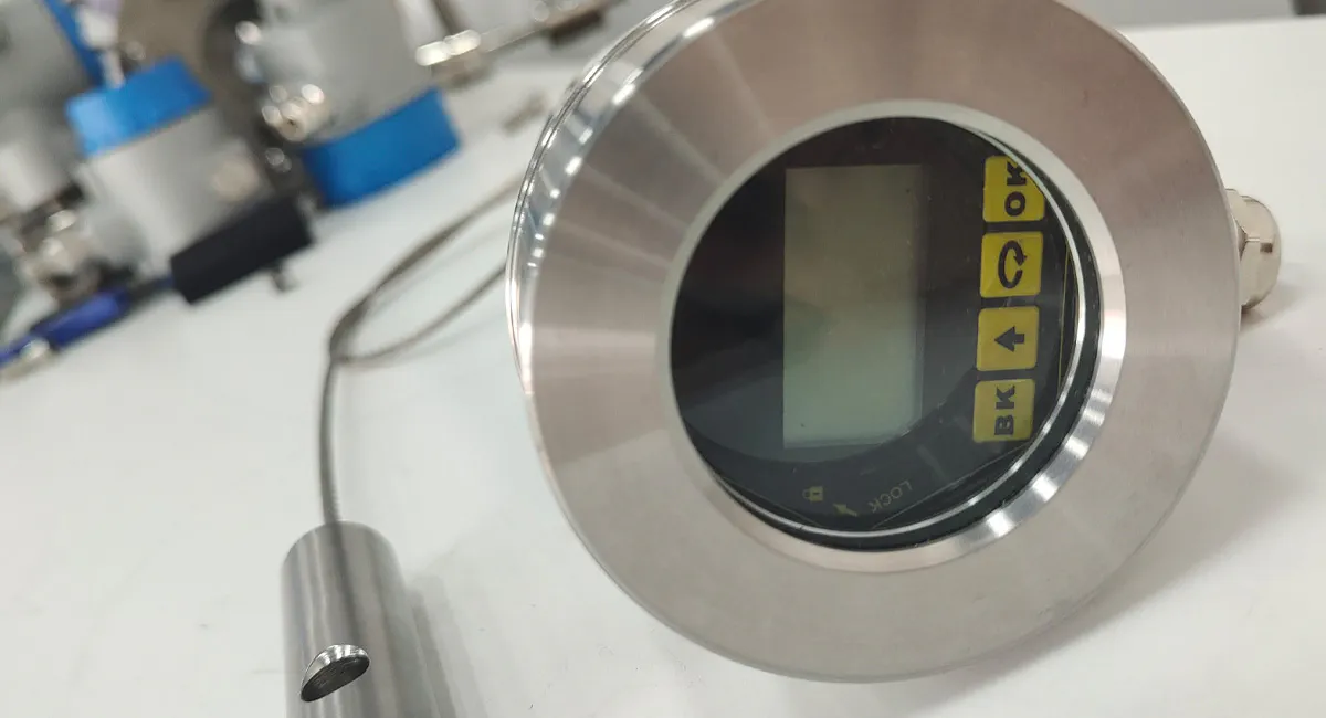 Guided wave radar level gauge for industrial level monitoring Radar level sensor for liquid level measurement in tanks