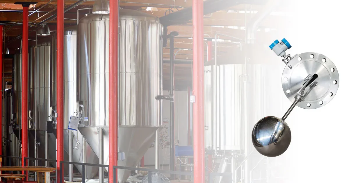 Float type level transmitter for liquid level measurement in industrial tanks