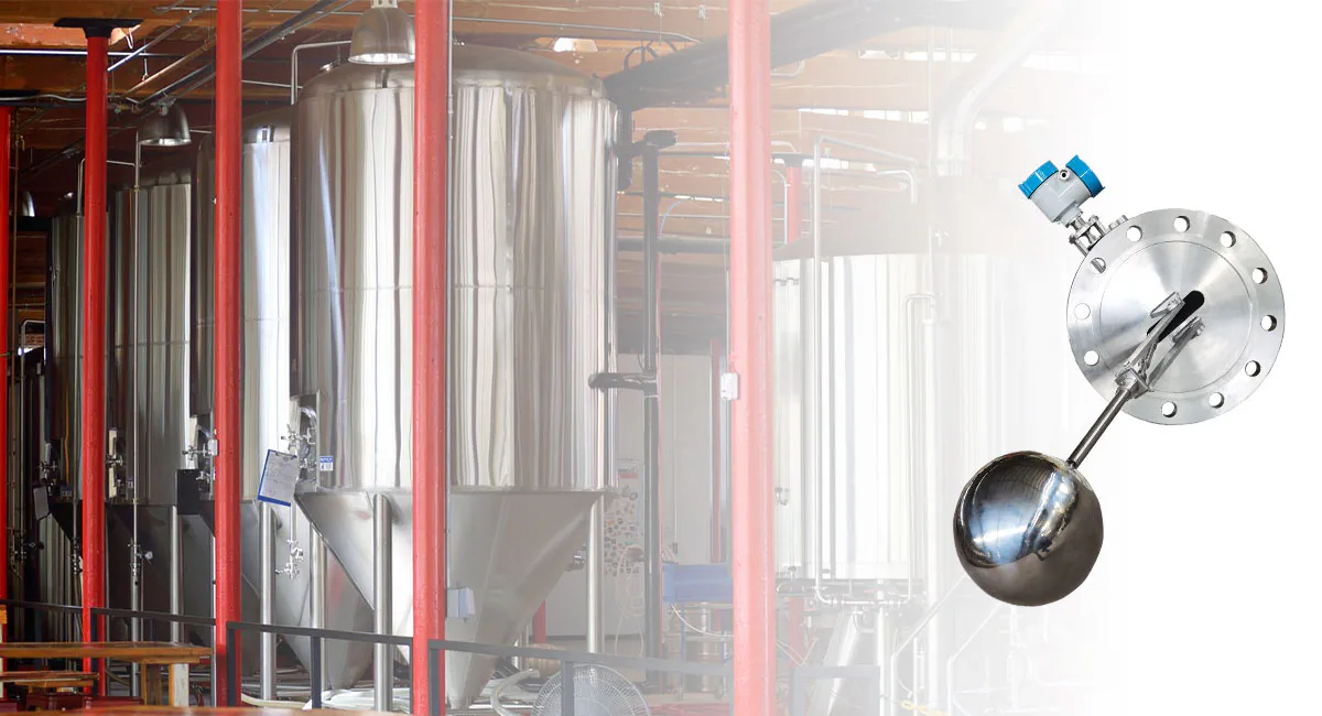 Float type level transmitter for liquid level measurement in industrial tanks