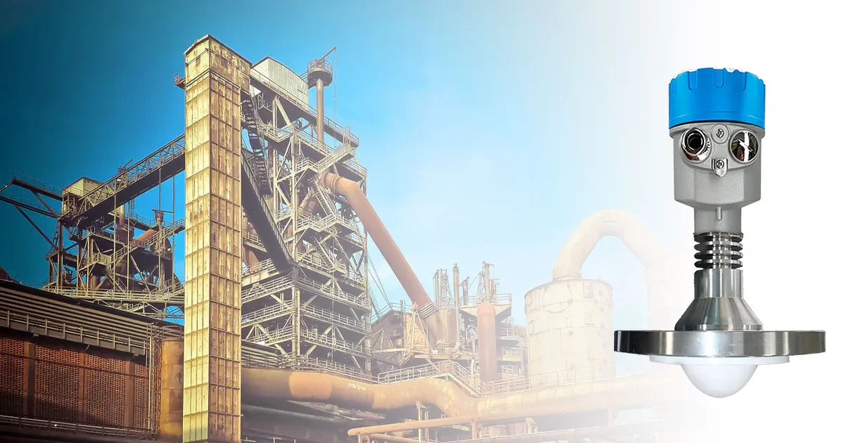 Imagen de aplicación de transmisor de nivel por radar que muestra un transmisor de nivel por radar sin contacto utilizado para la medición de nivel en una gran planta industrial.