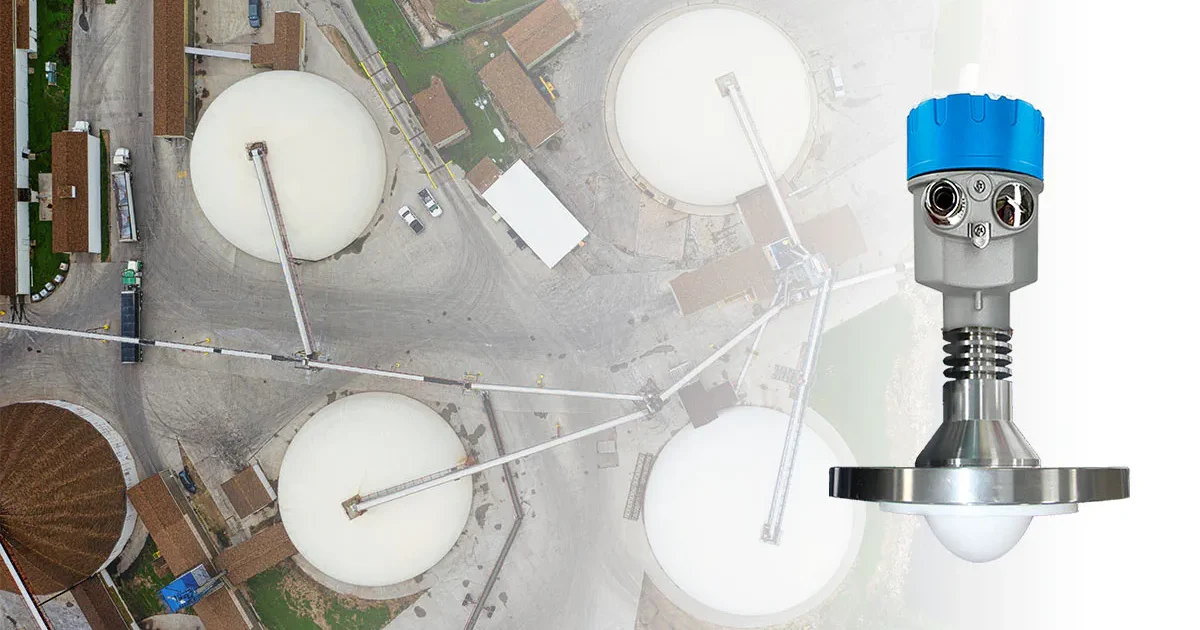 Imagen de aplicación de un transmisor de nivel de tanque que muestra un transmisor de nivel radar sin contacto instalado en grandes tanques de almacenamiento esféricos y circulares para la medición continua del nivel industrial.