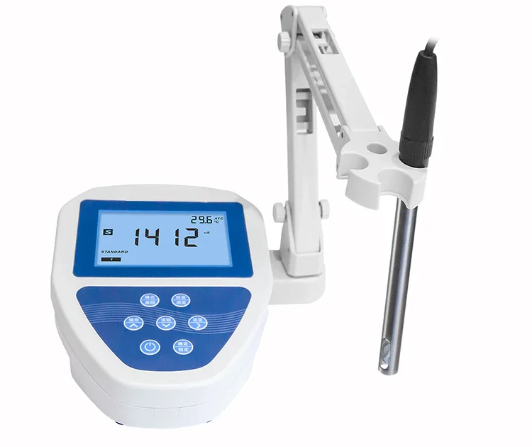 Conductivímetro de sobremesa con pantalla de visualización, adecuado para el análisis de la calidad del agua en laboratorio.