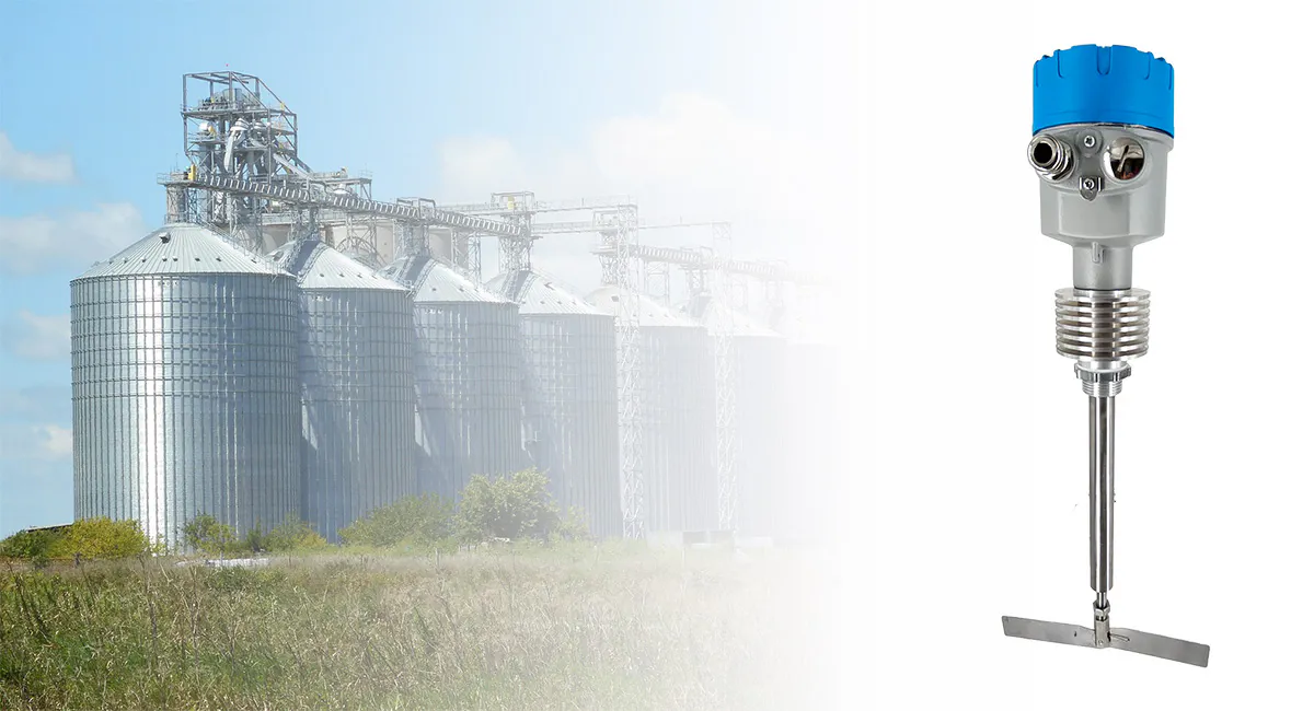 Rotary paddle type level switch, used for liquid level detection in large storage tanks, suitable for industrial environments.