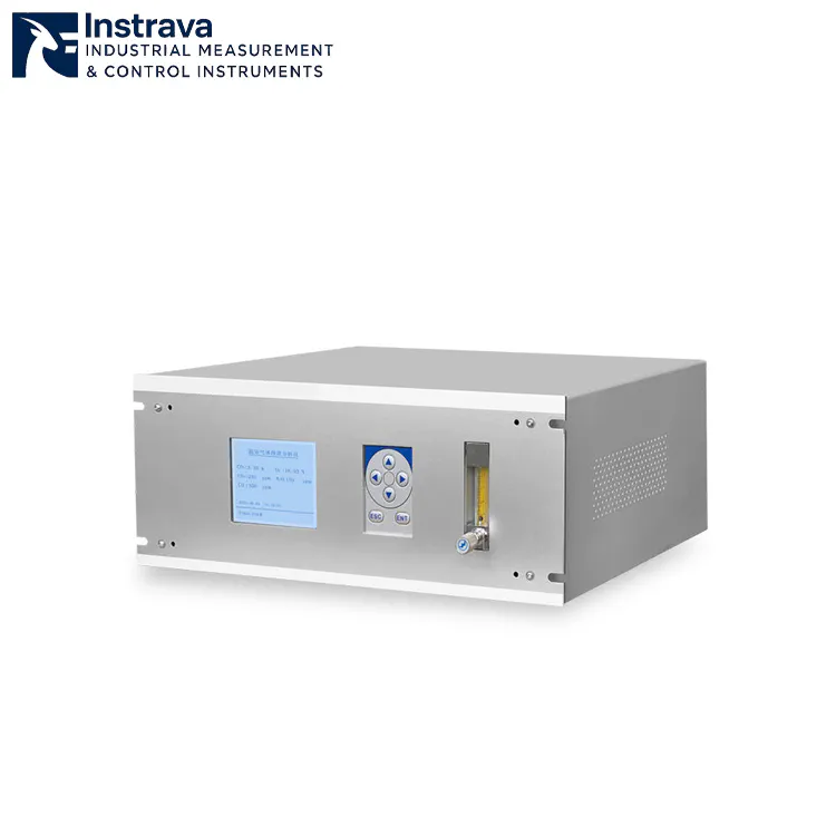 Alat analisis gas rumah kaca industri dengan layar LCD dan panel kontrol, yang dirancang untuk memantau konsentrasi gas secara terus-menerus.