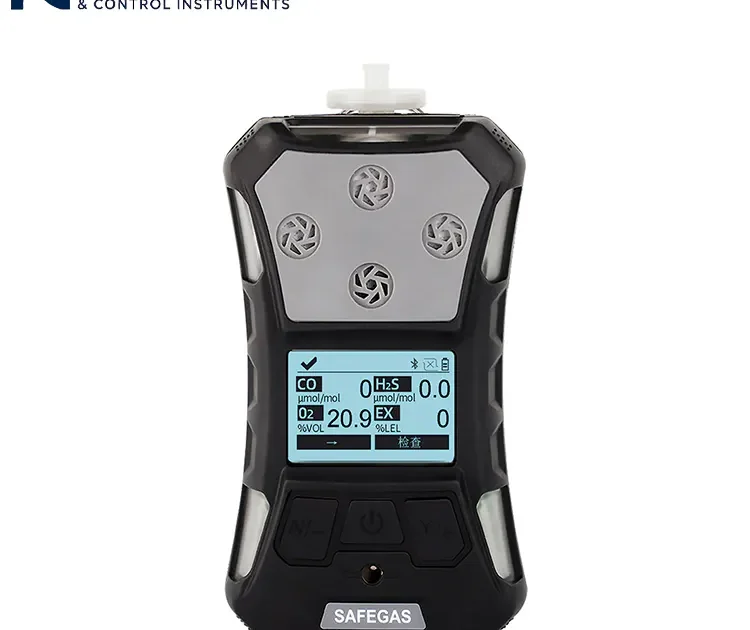 Detektor empat gas industri dengan layar LCD untuk pemantauan konsentrasi gas secara real-time.