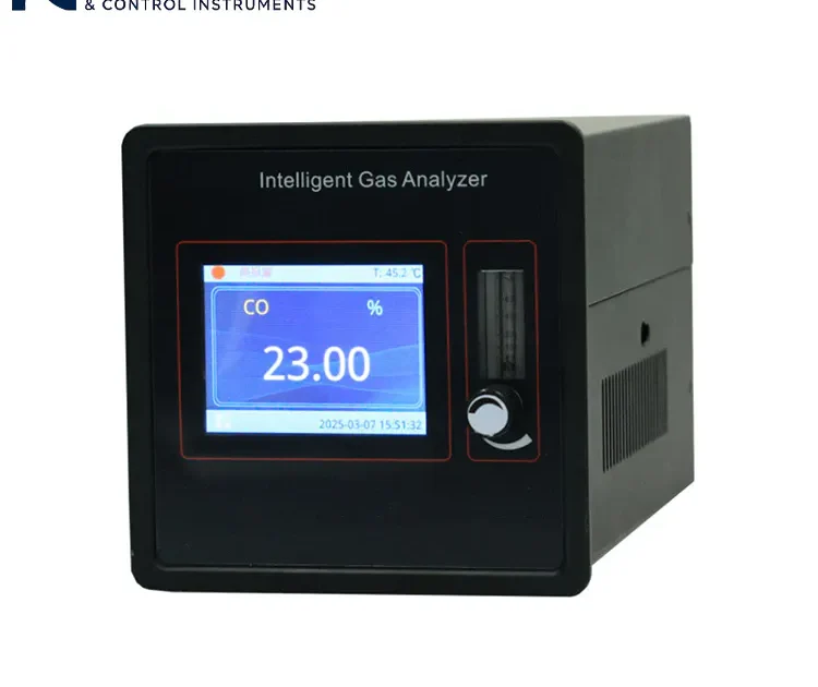 Penganalisis gas cerdas yang menampilkan data konsentrasi dan suhu gas O₂ secara real-time.