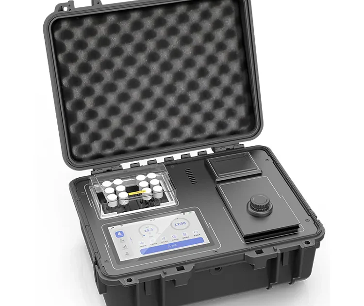 Medidor multiparamétrico portátil de la calidad del agua con la caja protectora abierta, mostrando el módulo de muestra de reactivos y la interfaz de pantalla táctil.