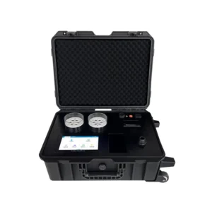 Analyseur multiparamétrique portable de la qualité de l'eau, avec l'étui de protection ouvert, montrant l'interface de l'écran tactile et la chambre d'essai de l'échantillon.