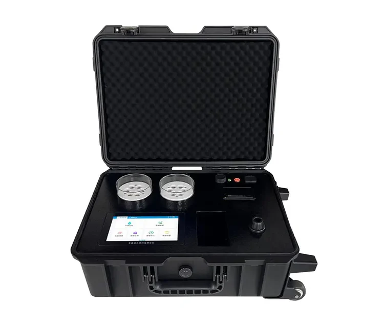 Analizador multiparamétrico portátil de la calidad del agua con la carcasa protectora abierta, mostrando la interfaz de pantalla táctil y la cámara de análisis de muestras.