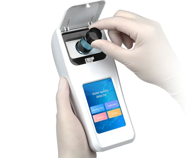 Analizador portátil de DQO adecuado para realizar pruebas de calidad del agua in situ.
