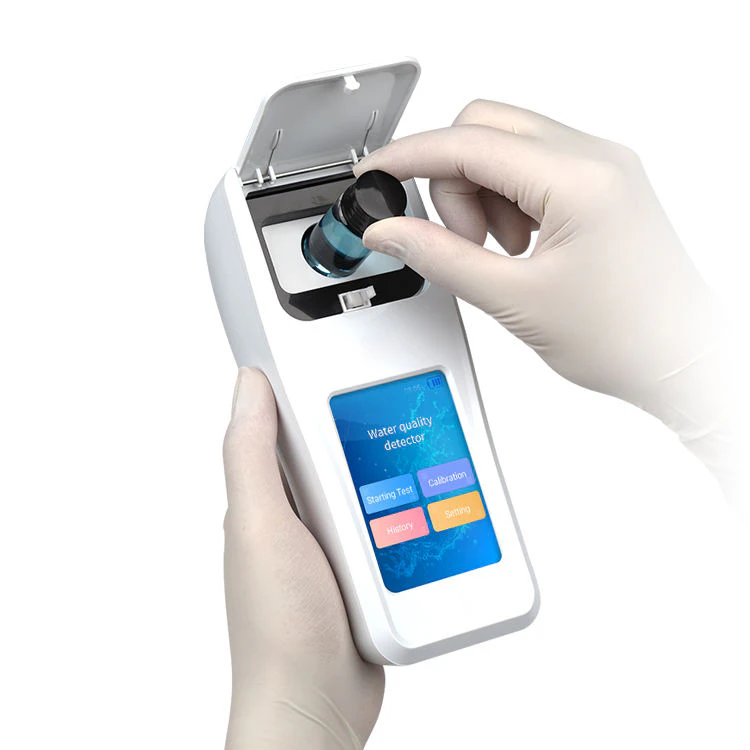 Analizador portátil de DQO adecuado para realizar pruebas de calidad del agua in situ.