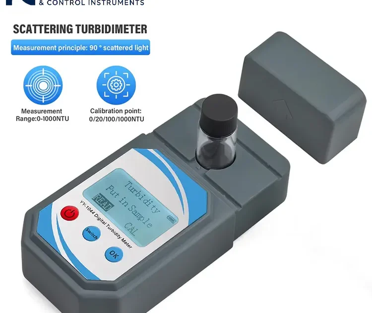 Turbidímetro portátil con pantalla digital que muestra un valor de turbidez de 20,5 NTU, perfecto para pruebas de campo.