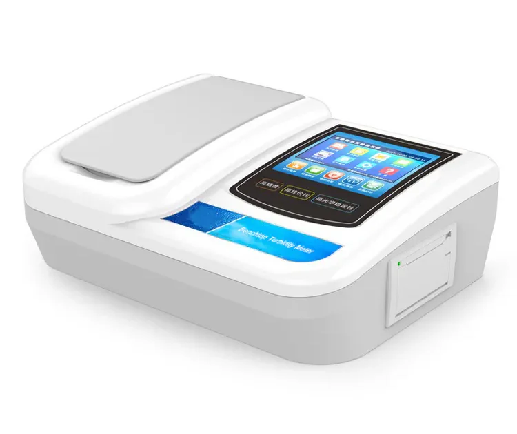 Vista en ángulo del turbidímetro de sobremesa que muestra la pantalla táctil, la tapa del compartimento de muestras y el puerto de impresora lateral integrado.