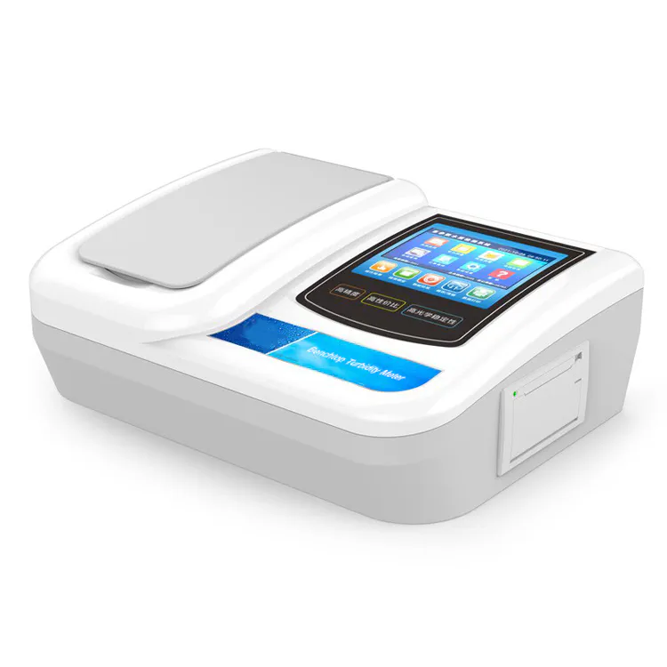 Tampilan miring pengukur kekeruhan benchtop yang menunjukkan layar sentuh, penutup kompartemen sampel, dan port printer samping built-in.