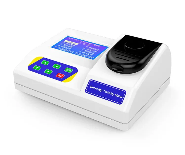 Vista frontal de un turbidímetro de sobremesa con pantalla, teclado y pocillo de muestras para ensayos de turbidez del agua.