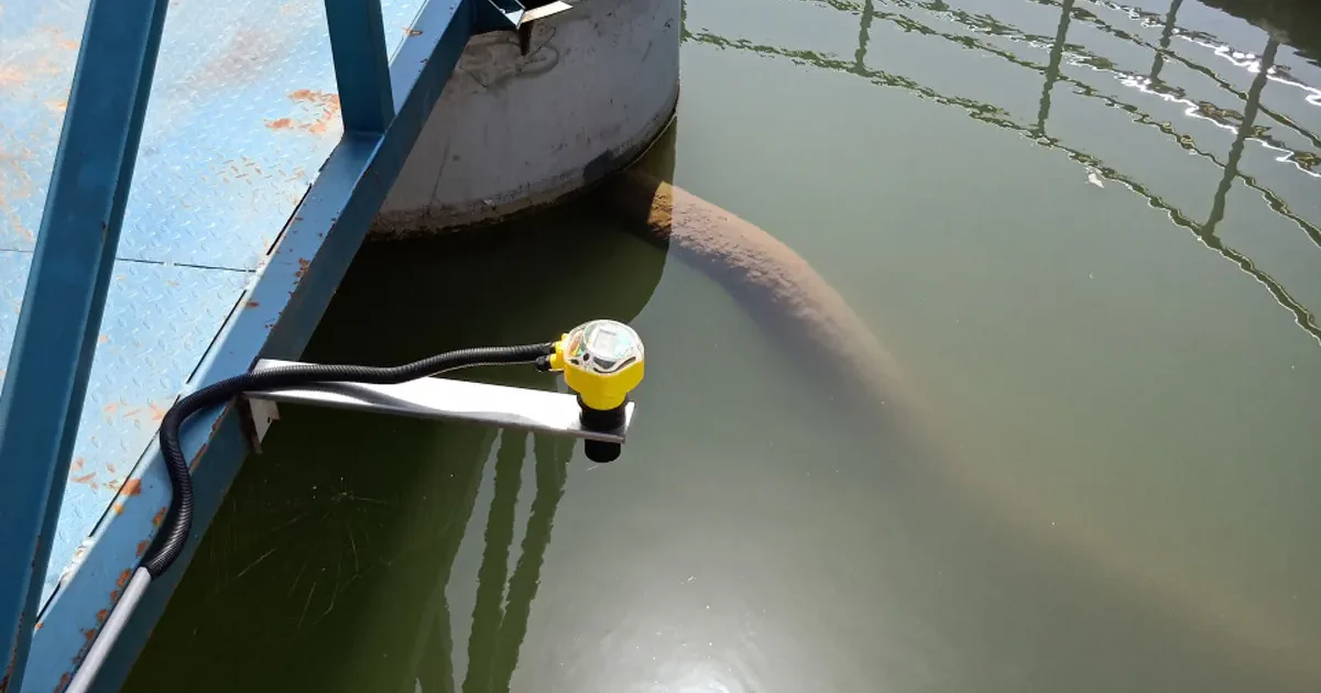 เครื่องส่งสัญญาณระดับของเหลวแบบอัลตราโซนิกติดตั้งบนถังน้ำเสียสำหรับการวัดระดับแบบไม่สัมผัส