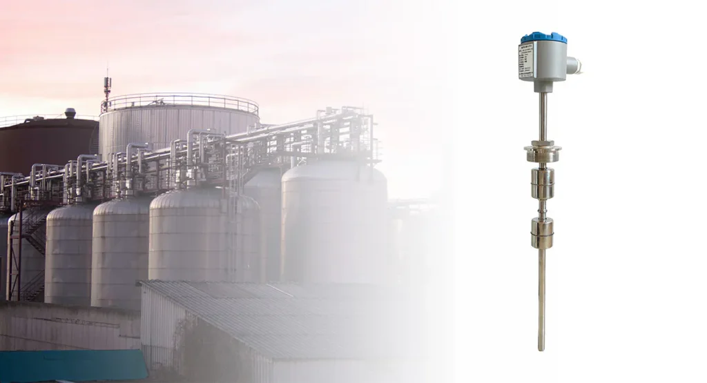 Поплавковый выключатель уровня воды, установленный в промышленном резервуаре с трубами и накопительными емкостями