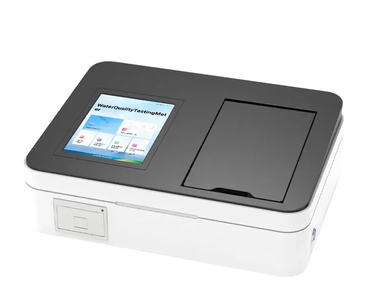 Medidor de mesa para análisis de la calidad del agua con pantalla táctil y cámara de muestras para análisis de agua en laboratorio.