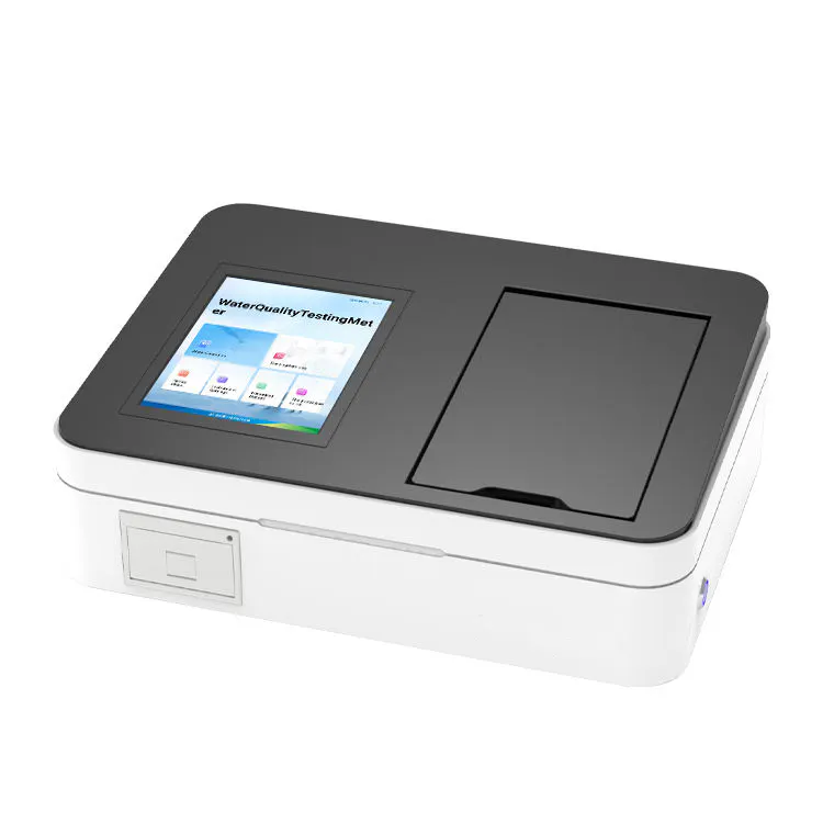 Testeur de qualité de l'eau de table avec écran tactile et chambre à échantillon pour l'analyse de l'eau en laboratoire.