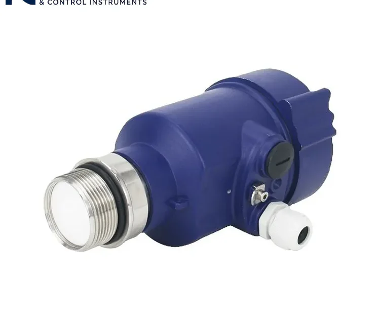 Antena con lente e interfaz roscada de acero inoxidable en la base de un transmisor de nivel radar de alta frecuencia de 80 GHz para medición de nivel de precisión.