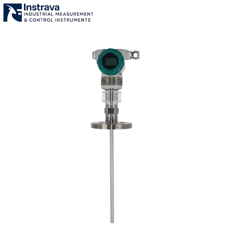 มุมมองด้านหน้าของเครื่องวัดระดับการนำเข้า RF อัจฉริยะพร้อมจอแสดงผลดิจิทัล LCD และตัวเครื่องสแตนเลสสตีลที่ปิดผนึกอย่างสมบูรณ์.