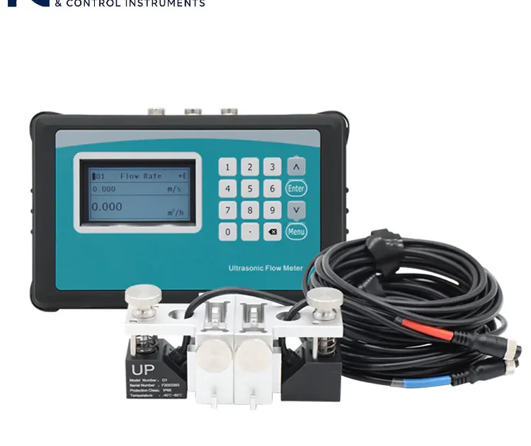 Caudalímetro ultrasónico de pinza para agua con pantalla digital y transductores emparejados.