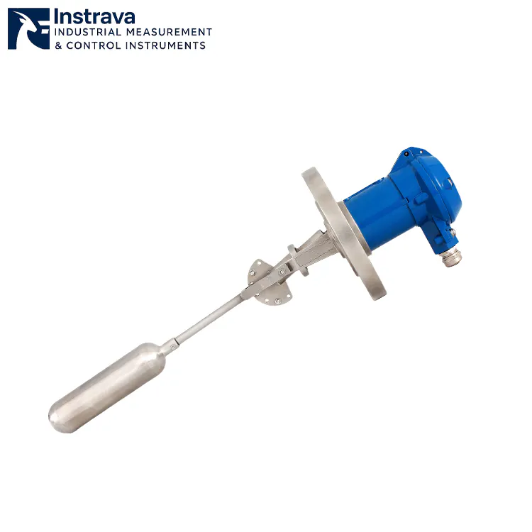 Interruptor de nivel de flotador de montaje lateral con construcción de acero inoxidable y caja de conexiones azul antideflagrante para alarma de nivel de depósito.