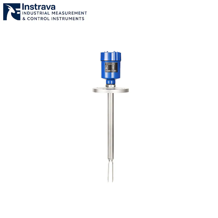 Interruptor de nivel industrial de horquilla vibratoria de sonda larga con montaje de brida de acero inoxidable, adecuado para la detección de nivel puntual en grandes depósitos de almacenamiento.