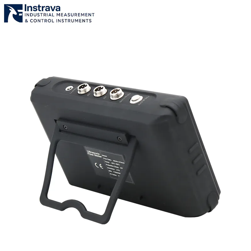 Вид сзади неинтрузивного узла ультразвукового расходомера с изображением подставки и нескольких промышленных сигнальных портов.