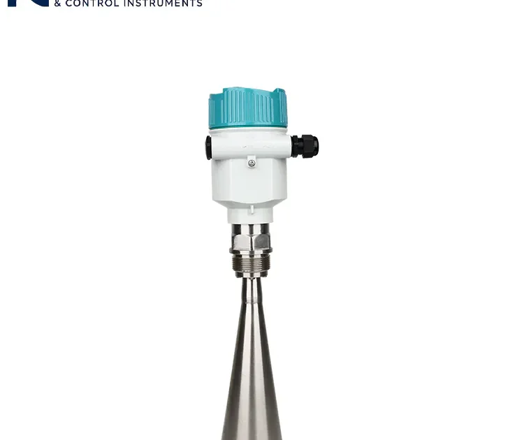 Vista frontal detallada de un sensor de nivel de radar de alta frecuencia de 80 GHz con botones de funcionamiento inteligente y tapón roscado de color verde azulado.