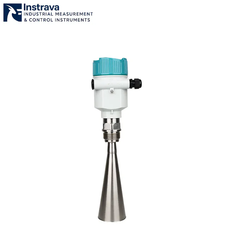 มุมมองด้านหน้าแบบละเอียดของเซ็นเซอร์วัดระดับด้วยเรดาร์ความถี่สูง 80GHz พร้อมปุ่มควบคุมอัจฉริยะและฝาปิดสกรูสีเขียวอมฟ้า.