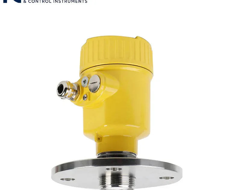 Sensor radar amarillo para la medición del nivel de agua con montaje de brida de acero inoxidable para la supervisión precisa del agua industrial.