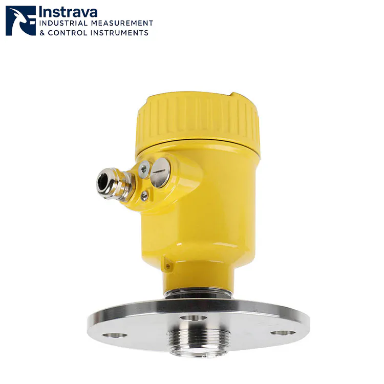 เซ็นเซอร์เรดาร์สีเหลืองสำหรับวัดระดับน้ำ พร้อมติดตั้งหน้าแปลนสแตนเลส เพื่อการตรวจสอบน้ำในโรงงานอุตสาหกรรมอย่างแม่นยำ.