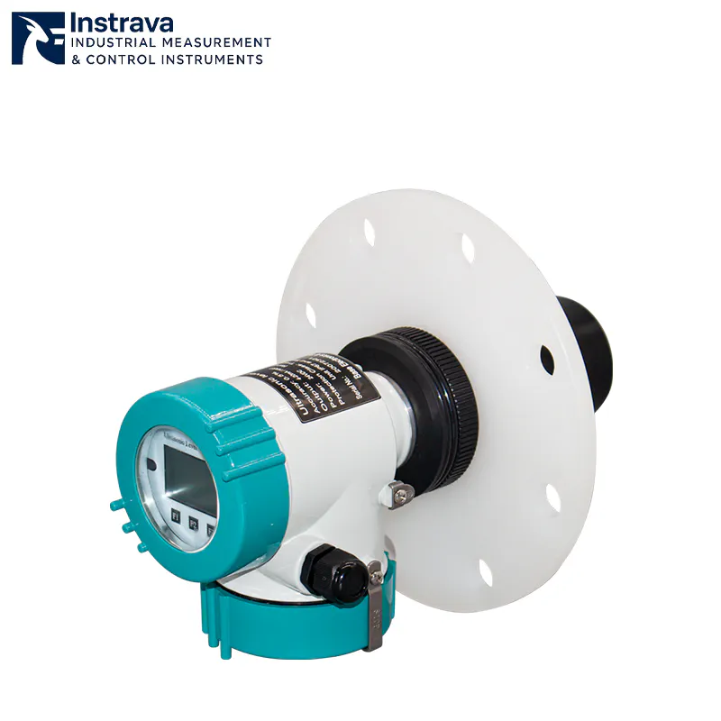 أجهزة قياس منسوب المياه بالموجات فوق الصوتية الصناعية من الدرجة الصناعية تُظهر مناظير مختلفة، مع تسليط الضوء على الشاشة وهيكل محول الطاقة الصوتي.