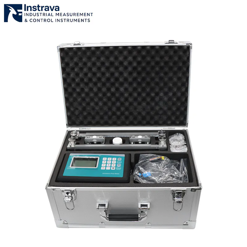 Профессиональный комплект футляров из алюминиевого сплава для переноски ультразвукового расходомера воды с защитой из амортизирующей пены.