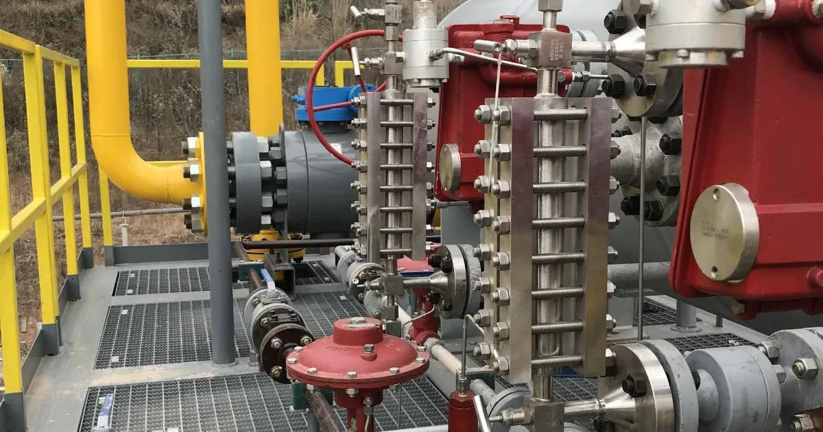Industrial glass plate level gauge installed on process equipment for liquid level indication and monitoring in oil and gas facilities