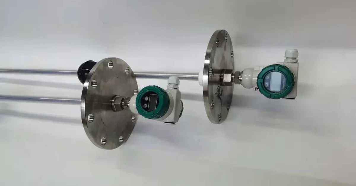 Industrial float level gauge with flange-mounted transmitter for liquid level measurement in storage tanks and process vessels