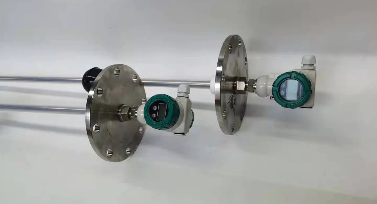 Industrial float level gauge with flange-mounted transmitter for liquid level measurement in storage tanks and process vessels