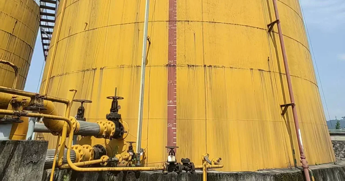Magnetic level gauge installed on large industrial storage tank for continuous liquid level indication and monitoring